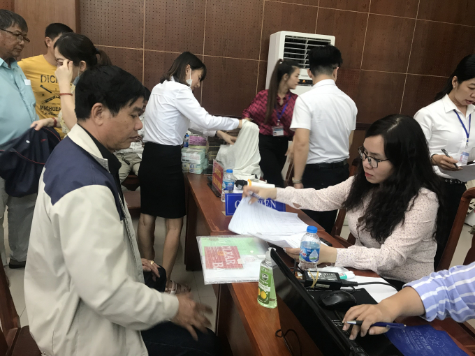 Người dân nhận tiền bồi thường.