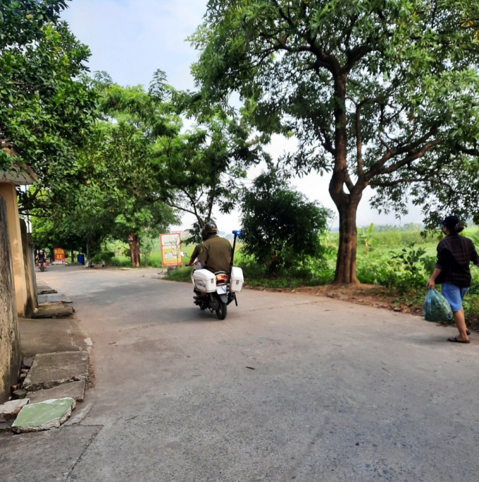 Ngay từ sáng sớm, lực lượng chức năng đã đi tuyên truyền, thông tin để người dân chấp hành tốt quy định về phòng chống dịch bệnh.