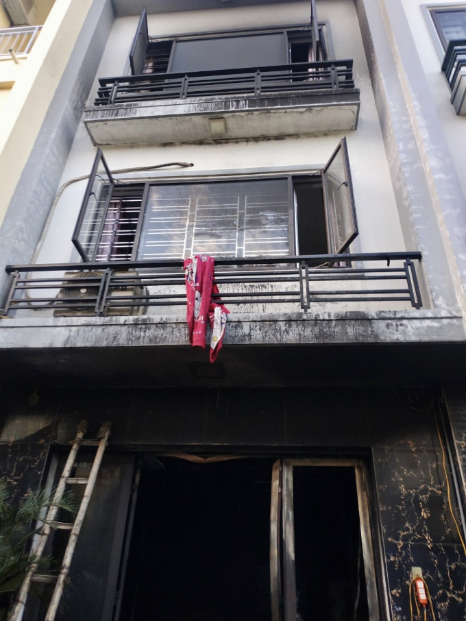 Lực lượng chức năng đã kịp thời cứu 5 người thoát khỏi đám cháy.