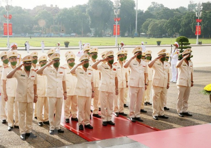 Đoàn đại biểu Đảng ủy Công an Trung ương và Bộ Công an tưởng niệm Chủ tịch Hồ Chí Minh.