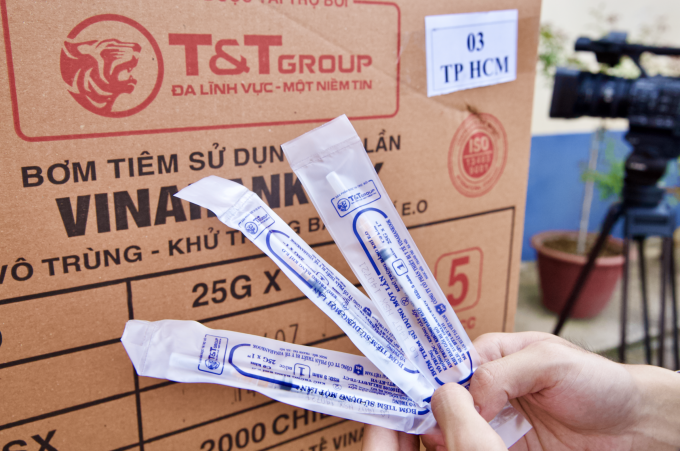 Bơm kim tiêm do T&amp;amp;T Group tài trợ là sản phẩm của Công ty CP thiết bị y tế VINAHANKOOK, được Bộ Y tế cấp giấy chứng nhận chất lượng.