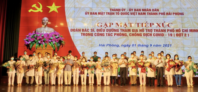 L&atilde;nh đạo TP tặng hoa, động vi&ecirc;n c&aacute;c y, b&aacute;c sĩ t&igrave;nh nguyện v&agrave;o T.P Hồ Ch&iacute; Minh tham gia chống dịch COVID-19.