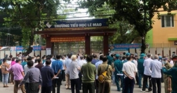 Nghệ An: Người dân TP Vinh chen chúc chờ tiêm vắc-xin Covid - 19