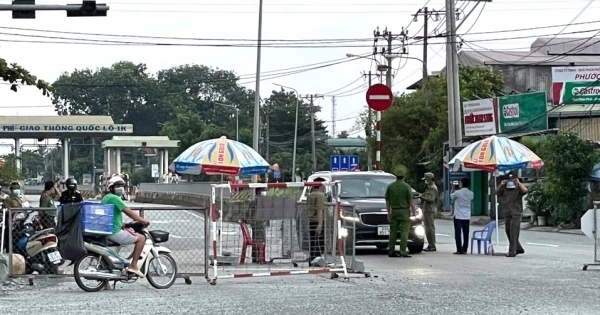 Khởi tố tổ phó tổ kiểm dịch "vòi" 2 triệu đồng của shipper để thông chốt