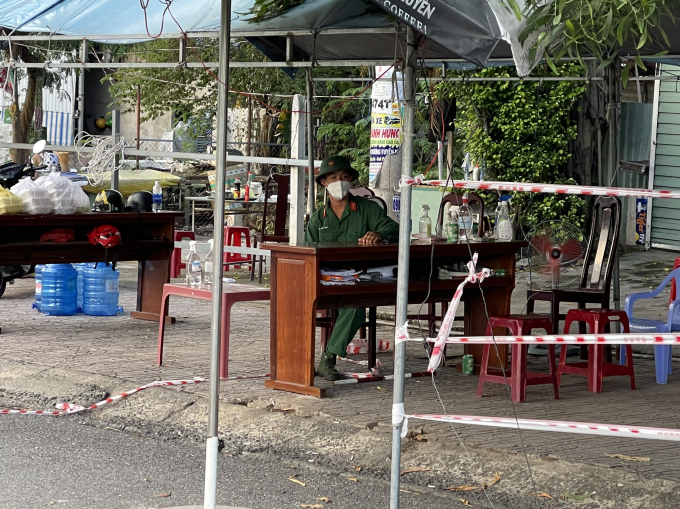 Bộ đội hỗ trợ trực chốt tại thị trấn Hiệp Phước.