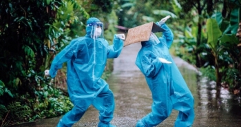 Những hình ảnh khiến cư dân mạng "tan chảy" của bộ đôi tình nguyện viên chống dịch