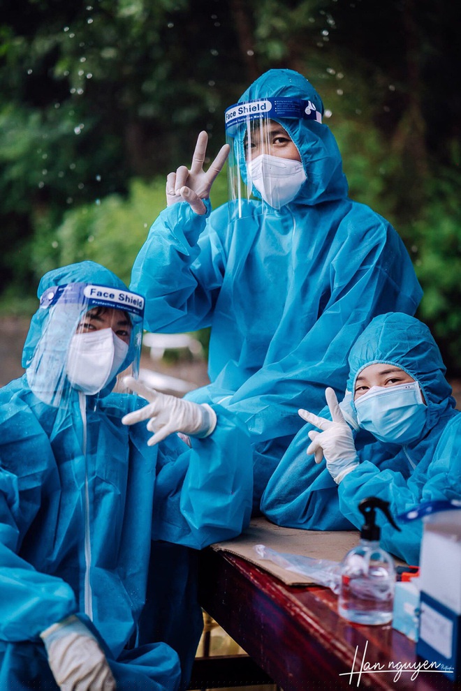 Nụ cười, ánh mắt lạc quan dưới mưa của các bạn tình nguyện viên tại Bình Dương đang được cộng đồng mạng lan truyền, yêu mến và gửi nhiều bình luận tích cực.