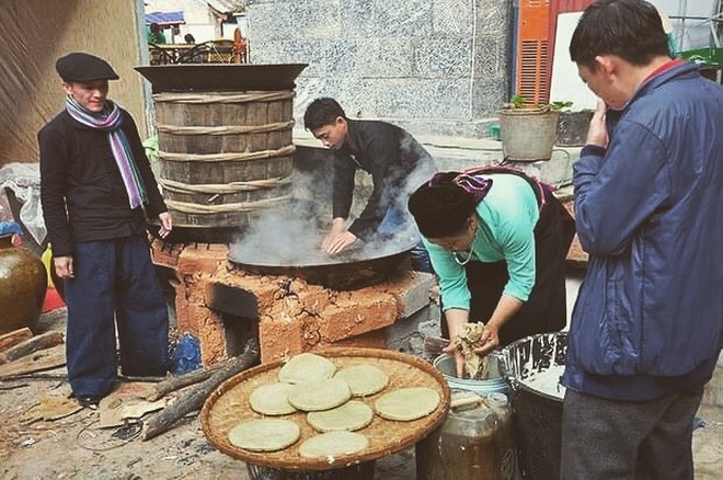 Để có chiếc bánh tam giác mạch thơm ngon, người dân tốn khá nhiều thời gian và công sức. (Ảnh: iamvantham).