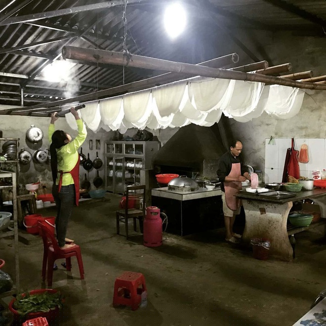 Bánh phở được phơi rải đều trên những cây nứa treo trên mái nhà cho róc (Ảnh: kieuhuong.nguyen).