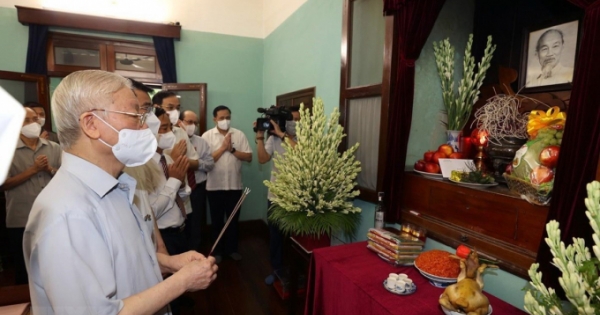 Tổng Bí thư Nguyễn Phú Trọng dâng hương tưởng niệm Chủ tịch Hồ Chí Minh