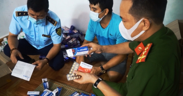 Hàng trăm hộp thuốc điều trị Covid -19 không rõ nguồn gốc bị thu giữ tại Nam Từ Liêm