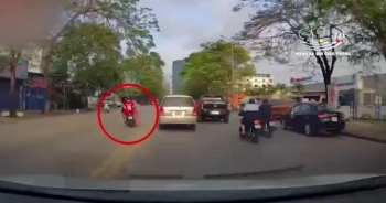 Lấn làn vượt xe ô tô phía trước, nam thanh niên điều khiển xe máy phải "trả giá"