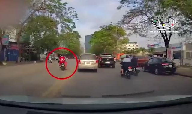 Lấn làn vượt xe ô tô phía trước, nam thanh niên điều khiển xe máy phải