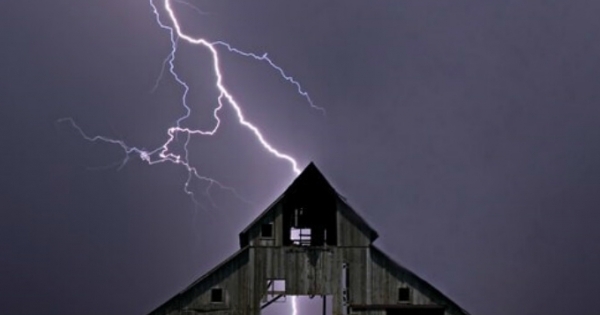 Sét đánh lúc ngủ, 2 mẹ con người Nghệ An thương vong