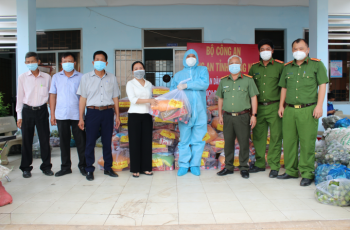 Công an Đồng Nai tiếp tục trao tặng quà cho các hộ dân nghèo trong đại dịch