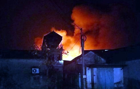 Hà Nội: Hình ảnh xưởng cồn cháy cực lớn trong đêm, nhiều tài sản bị thiêu rụi