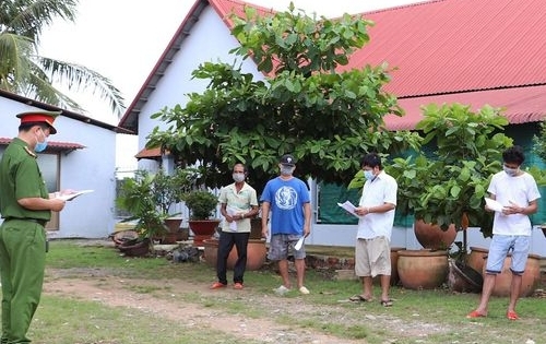 Phạt 144 triệu đồng nhóm người đánh bạc giữa mùa dịch