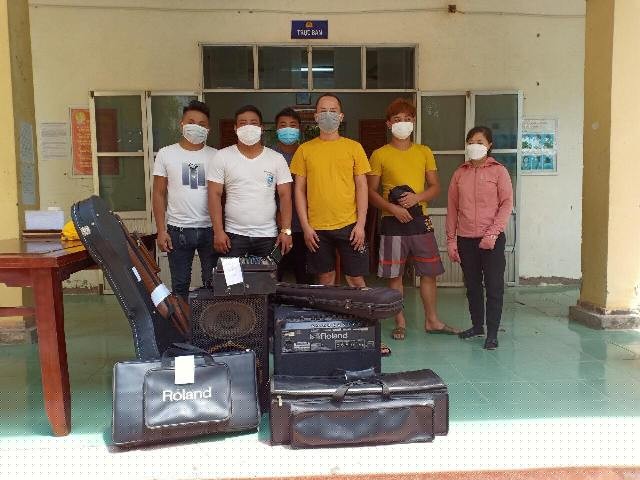 Những người vi phạm bị lực lượng chức năng xử l&yacute; - Ảnh: C&ocirc;ng an cung cấp.