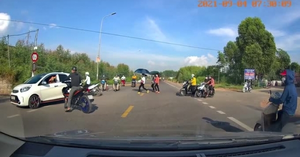 Sang đường thiếu quan sát, người điều khiển xe máy xuýt chút nữa bị xe ô tô tông