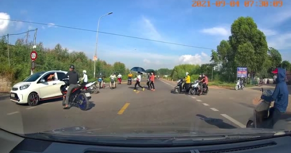 Sang đường thiếu quan sát, người điều khiển xe máy xuýt chút nữa bị xe ô tô tông