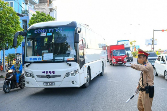 Lực lượng CSGT làm nhiệm vụ tại các chốt kiểm soát dịch.