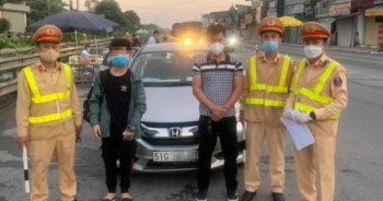 Giấu trẻ em trong cốp xe để "thông chốt" kiểm dịch