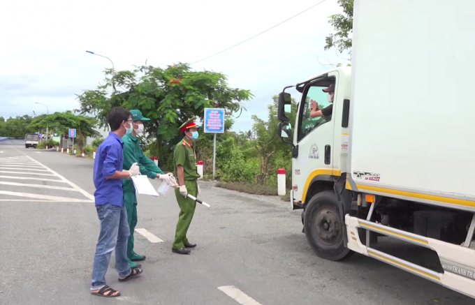 Tuyệt đối kh&ocirc;ng để người d&acirc;n v&agrave;o tỉnh m&agrave; kh&ocirc;ng được kiểm tra, gi&aacute;m s&aacute;t; quản l&yacute; chặt người điều khiển phương tiện,&hellip; vận chuyển h&agrave;ng h&oacute;a, dừng, đỗ, l&ecirc;n xuống h&agrave;ng h&oacute;a v&agrave; việc lưu tr&uacute; lại tại tỉnh.