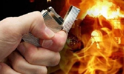 Nổi cơn cuồng ghen, người đàn ông mua xăng thiêu sống vợ và người tình