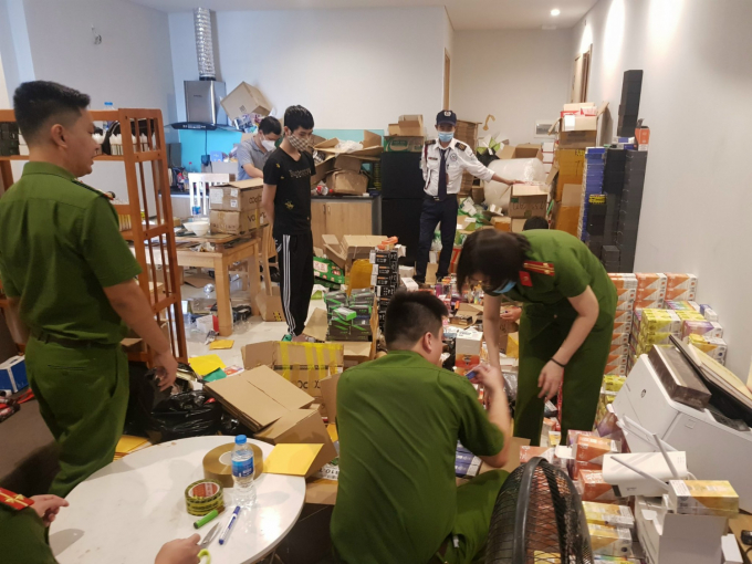 thu-giu-tai-nha-son-doi-tuong-mac-ao-den