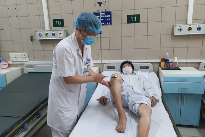 Một trong 7 công nhân Công ty Quảng Phong bị ngộ độc thiếc phải nhập viện Bạch Mai năm 2020. Ảnh Mai Thanh - Báo Lao Động.