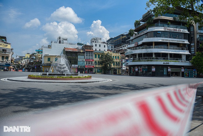 Mỗi độ mùa thu về, người dân Thủ đô lại bồi hồi cảm nhận không khí chuyển mùa, mùi hương hoa sữa nồng nàn khắp phố phường, hàng cây rực rỡ dưới ánh nắng. Nhưng năm nay, dường như Hà Nội lại có một sự