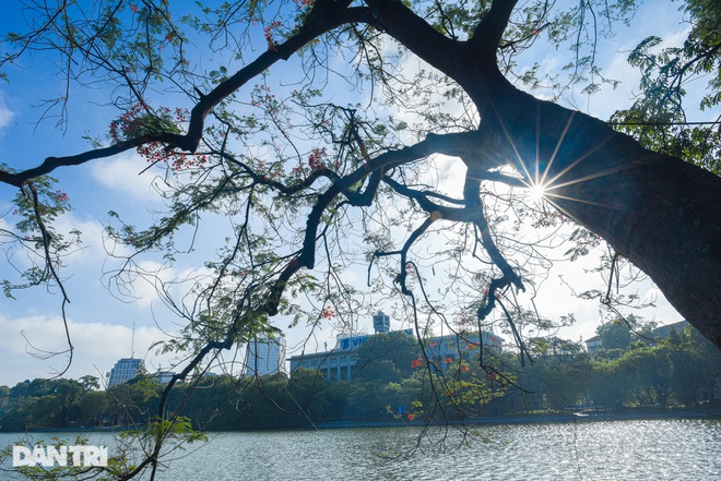 Mùa thu cũng là thời điểm tiết trời dễ chịu nhất trong năm ở Hà Nội, khi ánh nắng không còn  gay gắt như mùa hè. Tiết trời mùa thu kéo dài từ đầu tháng 9 đến tháng 11, mang theo những cơn gió heo may mát mẻ rất riêng. 