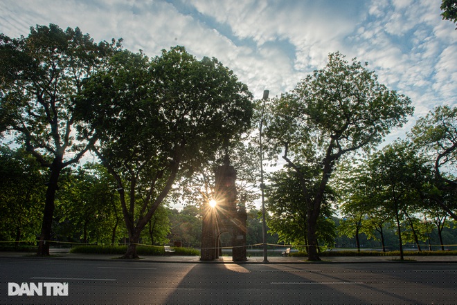 Ánh nắng vàng xuyên qua tháp Hòa Phong, phố Đinh Tiên Hoàng trước Bưu điện Hà Nội. Tháp Hòa Phong là một di tích cổ còn sót lại của chùa Báo Ân, một ngôi chùa lớn xây năm 1842 ở Hà Nội.