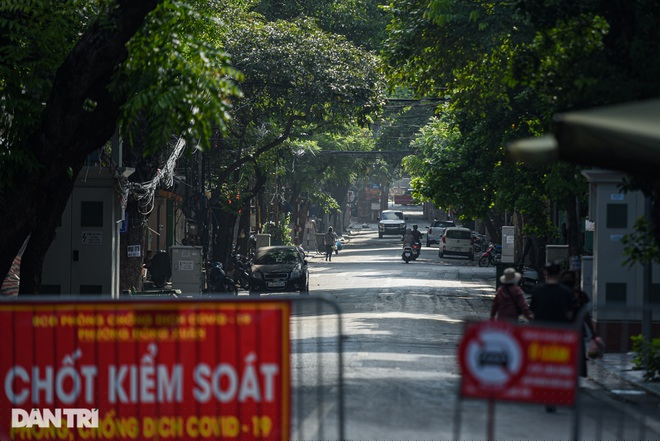 Những con đường ở phố cổ, thay vì những gánh hàng rong lại là những chốt kiểm soát để phòng chống dịch Covid-19.