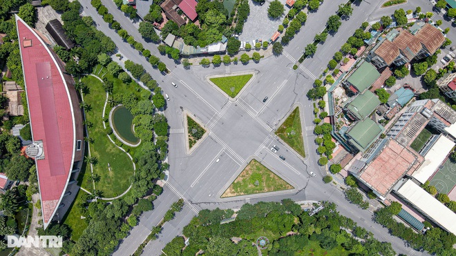 Nút giao Nguyễn Văn Huyên giao Nguyễn Khánh Toàn đẹp mắt nhìn từ trên cao.