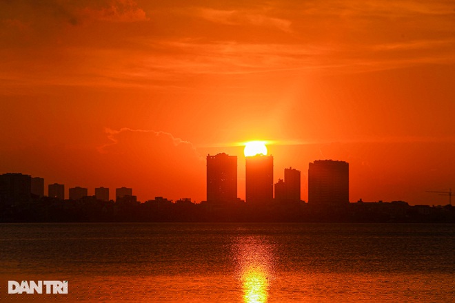 Hoàng hôn buông xuống ở một góc Hồ Tây.