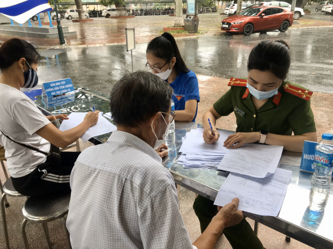 Người dân đến tiêm được đón tiếp, khai báo thông tin cụ thể, đảm bảo đúng quy định.