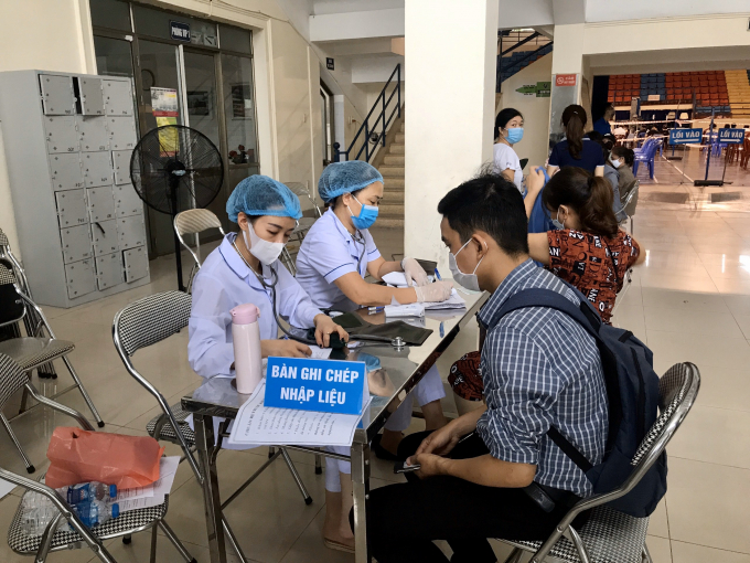 Trước khi tiêm vaccine, người dân được phổ biến đầy đủ thông tin về loại vaccine được tiêm.