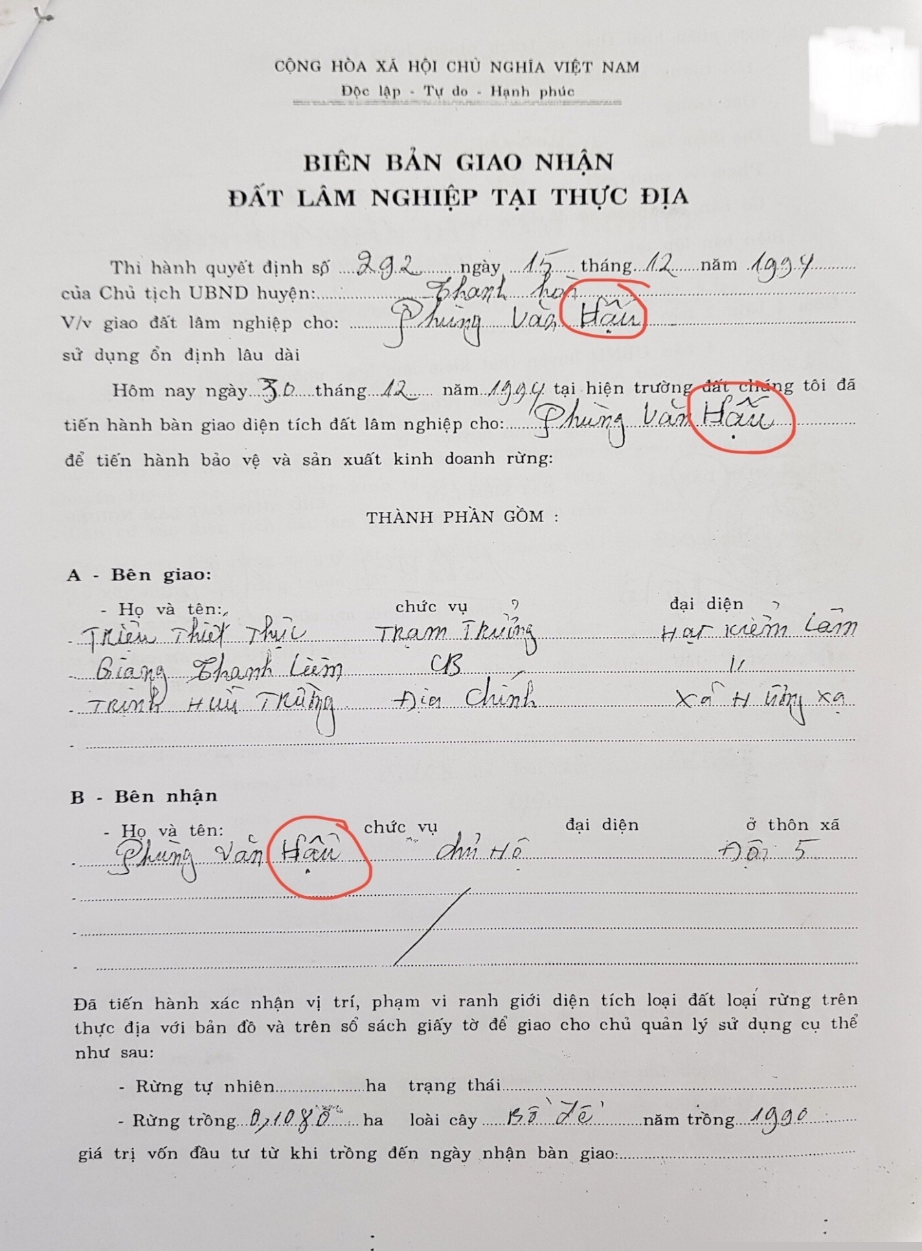 Có dấu hiệu sửa chữa tên “Sáu” sang ” Hậu”.