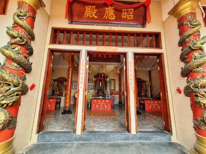 Chánh điện Hải Nam Cổ Miếu thờ bài vị 108 anh linh.