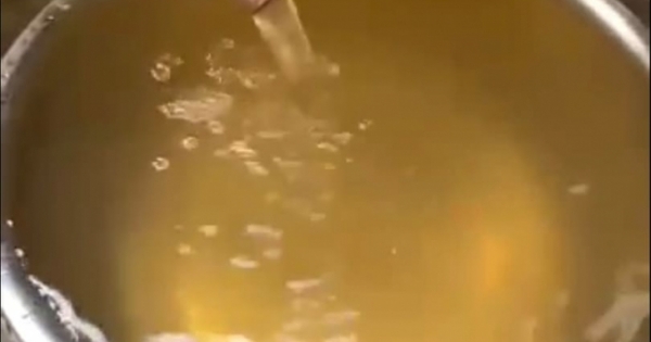 Người dân lo lắng vì nước sinh hoạt vàng đục, tanh hôi