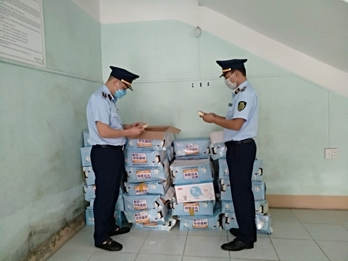 Cục QLTT Lào Cai kiểm tra hàng hóa sai phạm. Ảnh Cục QLTT Lào Cai