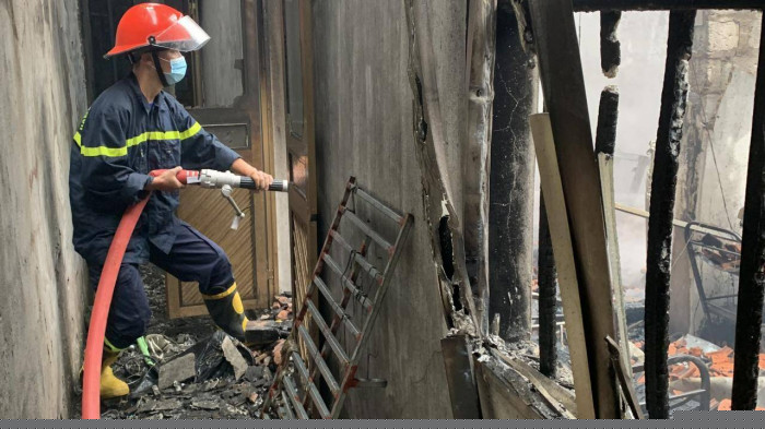 Lực lượng chữa cháy đang nỗ lực khống chế đám cháy.