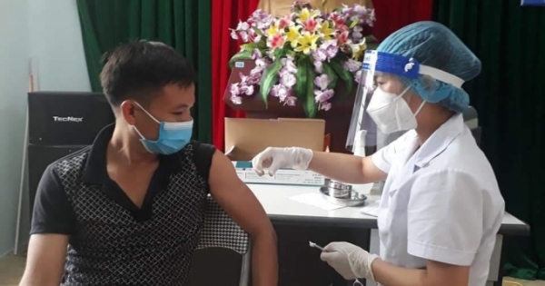 Nghệ An: Tiêm vắc-xin cho tiểu thương các chợ trên địa bàn TP Vinh