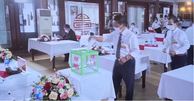 Các đại biểu bỏ phiếu bầu ra HĐQT và Ban Kiểm soát mới.