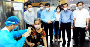 Bộ trưởng Y tế và Chủ tịch Hà Nội thị sát công tác tiêm vắc xin Covid-19