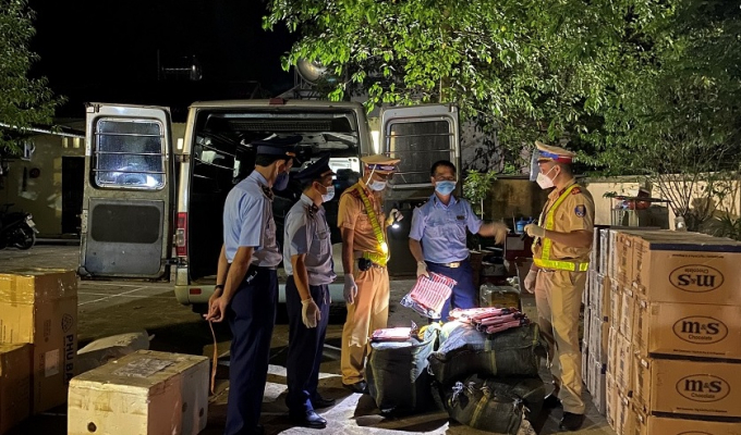 Lực lượng chức năng kiểm đếm số hàng hóa trên xe, tiến hành xác minh, xử lý theo quy định