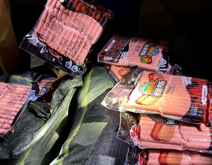 Những gói xúc xích chứa trong các bao tải không rõ nguồn gốc xuất xứ