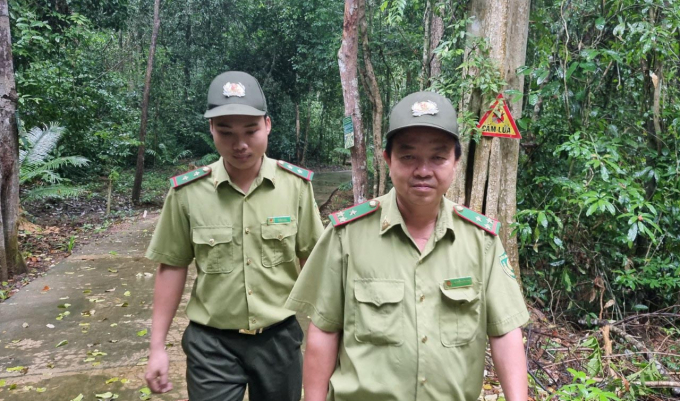 Nằm t&aacute;ch biệt trong rừng s&acirc;u, ngay từ khi c&oacute; dịch, Trạm Kiểm l&acirc;m Di t&iacute;ch Trung ương Cục Miền Nam đ&atilde; thực hiện lệnh cấm trại, bảo vệ khu di t&iacute;ch lịch sử cấp Quốc gia n&agrave;y th&agrave;nh v&ugrave;ng an to&agrave;n, miễn nhiễm với dịch COVID &ndash; 19.