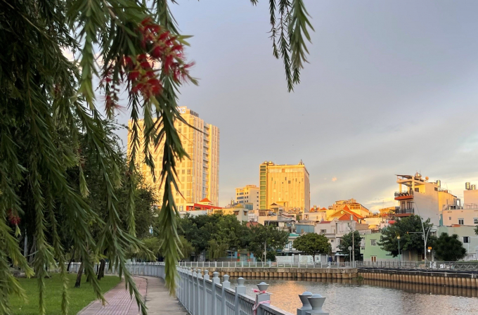 Mặt trời lặn. Những tia nắng ham chơi lang thang cuối ng&agrave;y cũng đ&atilde; đi hết về ph&iacute;a t&acirc;y. Cảnh sắc TP hừng l&ecirc;n một thứ &aacute;nh s&aacute;ng lung linh huyền hoặc đẹp đến m&ecirc; người.